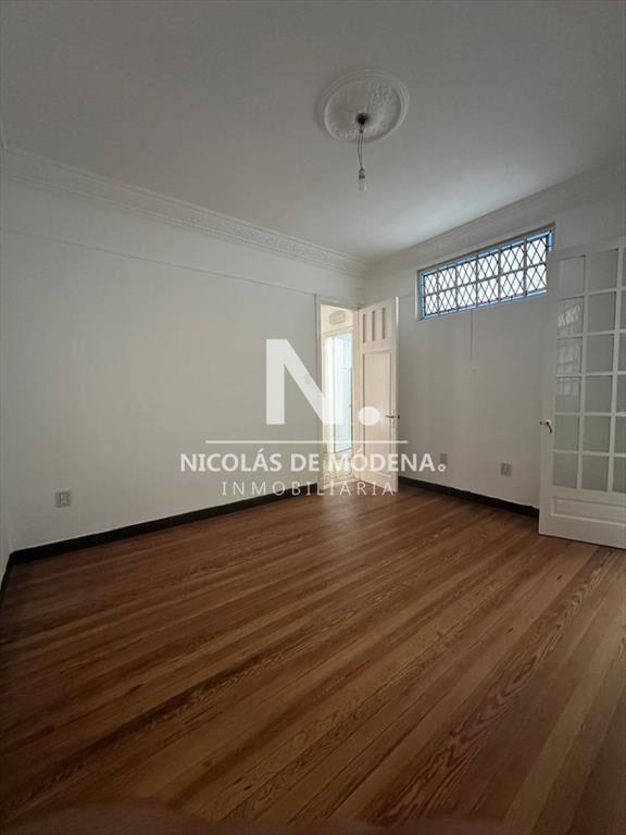 Apartamento de 4 Dormitorios en Ciudad Vieja. en