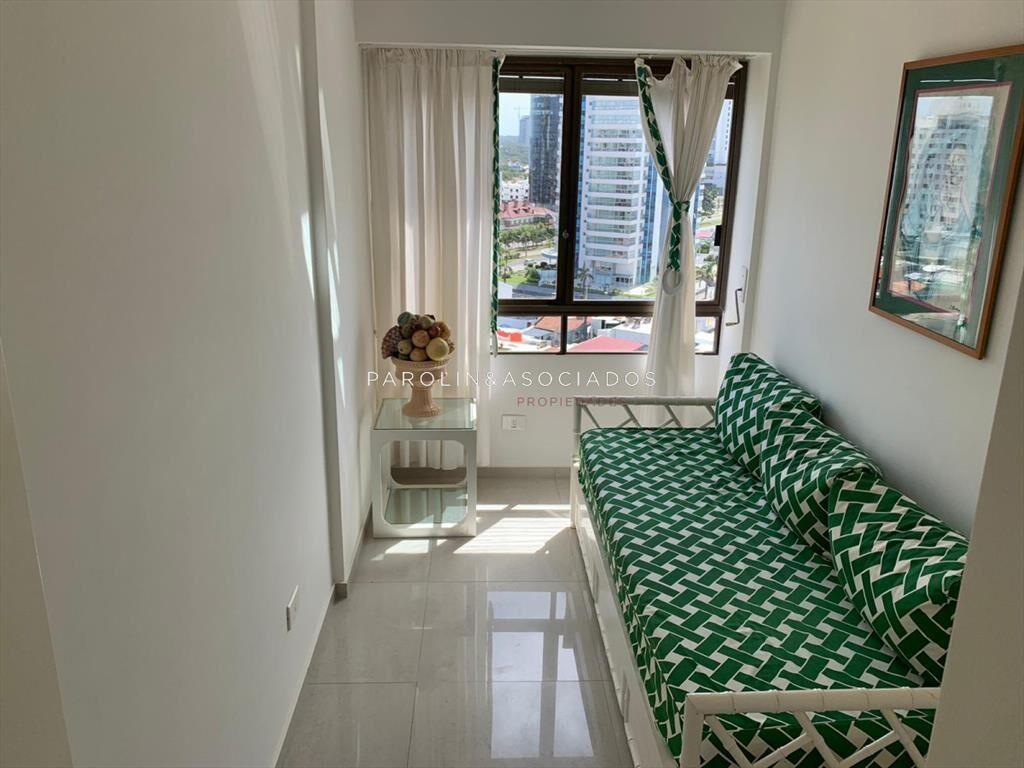 Apartamento en venta de 3 dormitorios en Center,