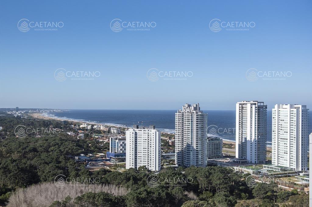 Vende departamento de 3 suites en Punta del Este.