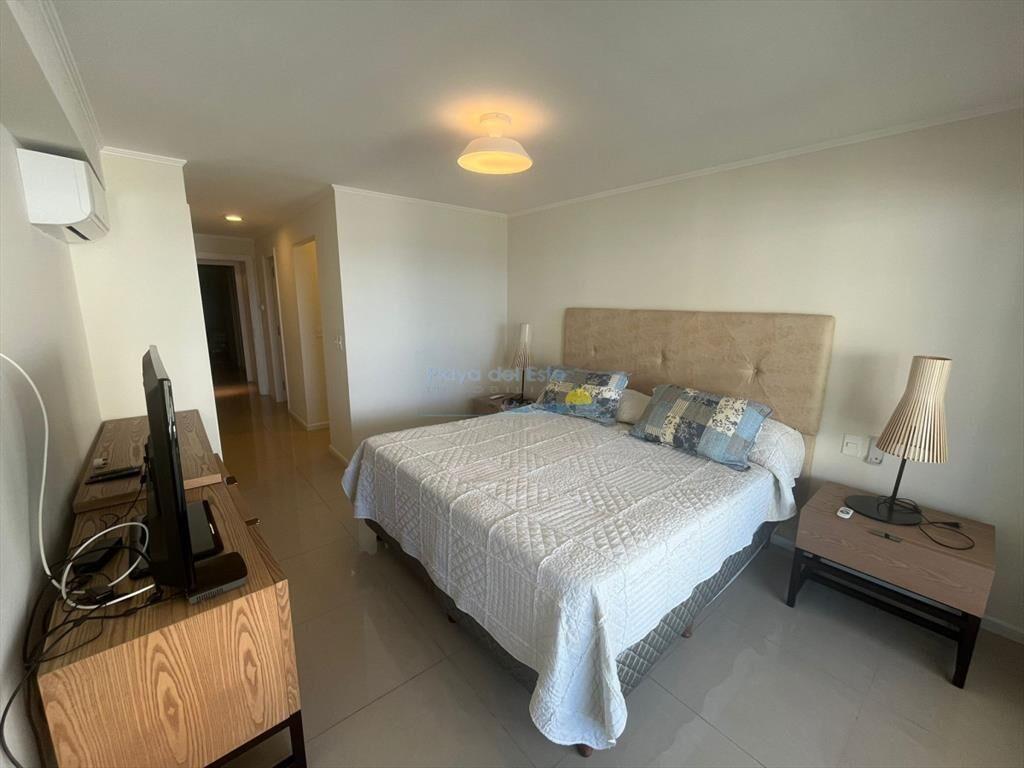 Apartamento en Venta de 3 dormitorios en Punta ,