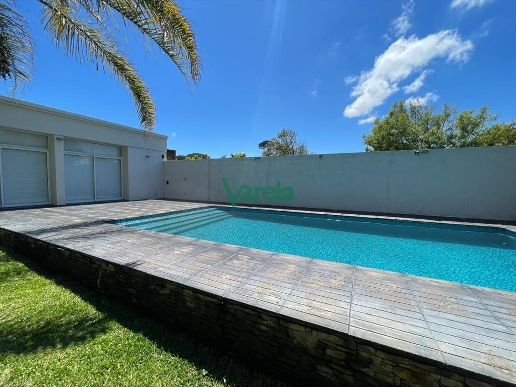 Casa de 4 dormitorios con piscina sobre la rambla