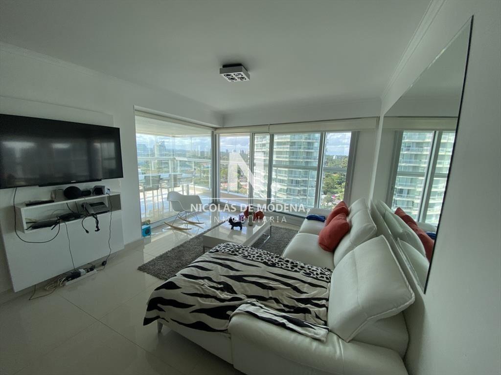 DEPARTAMENTO DE 2 DORMITORIOS EN MIAMI BOULEVARD, PUNTA DEL