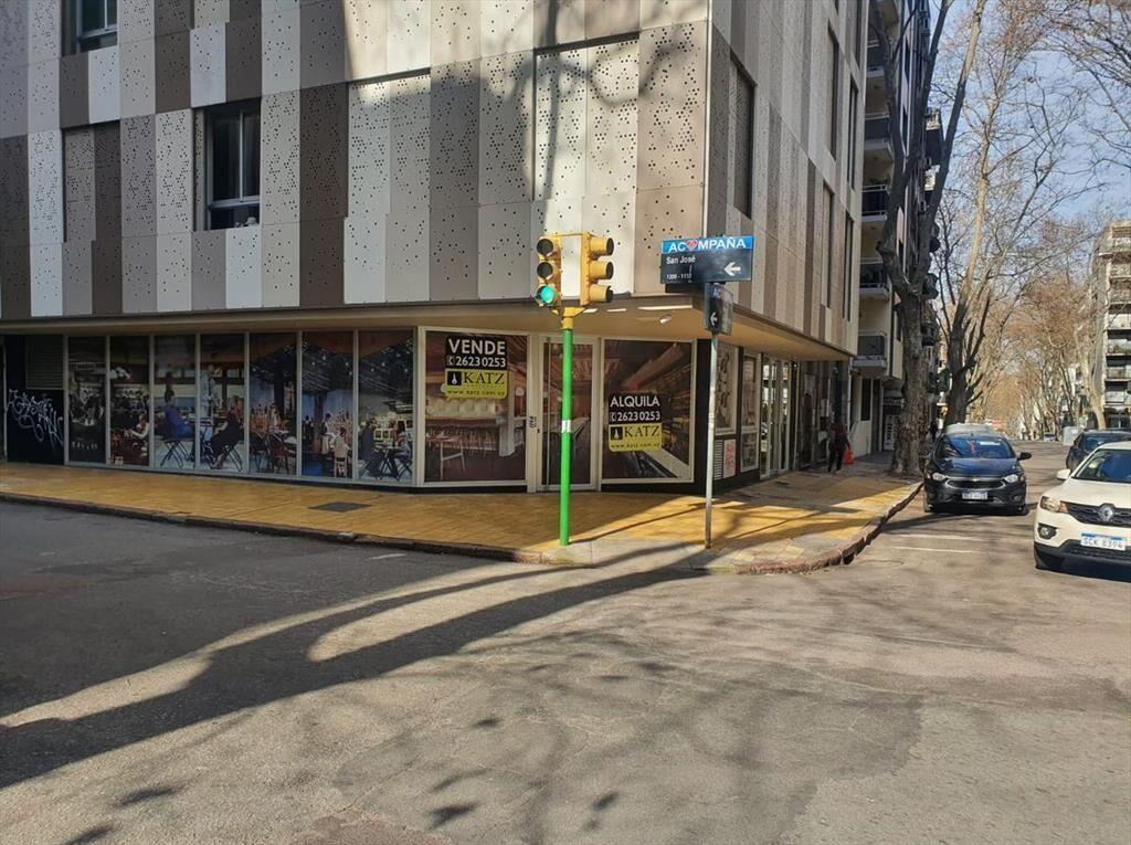 Gran Esquina , San Jose y Gutierrez Ruiz, apto gastronómico