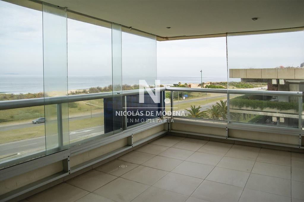 Departamento frente a Playa Brava en venta. 3