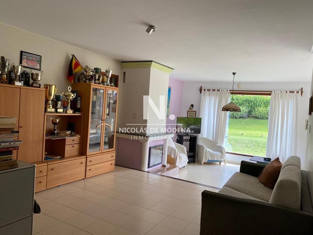 Vende impecable casa de 4 dormitorios en Brava