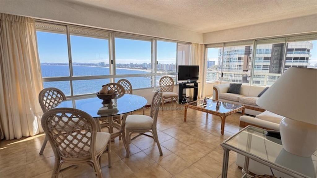 Apto con excelente vista a playa mansa y brava. Consulte!!!