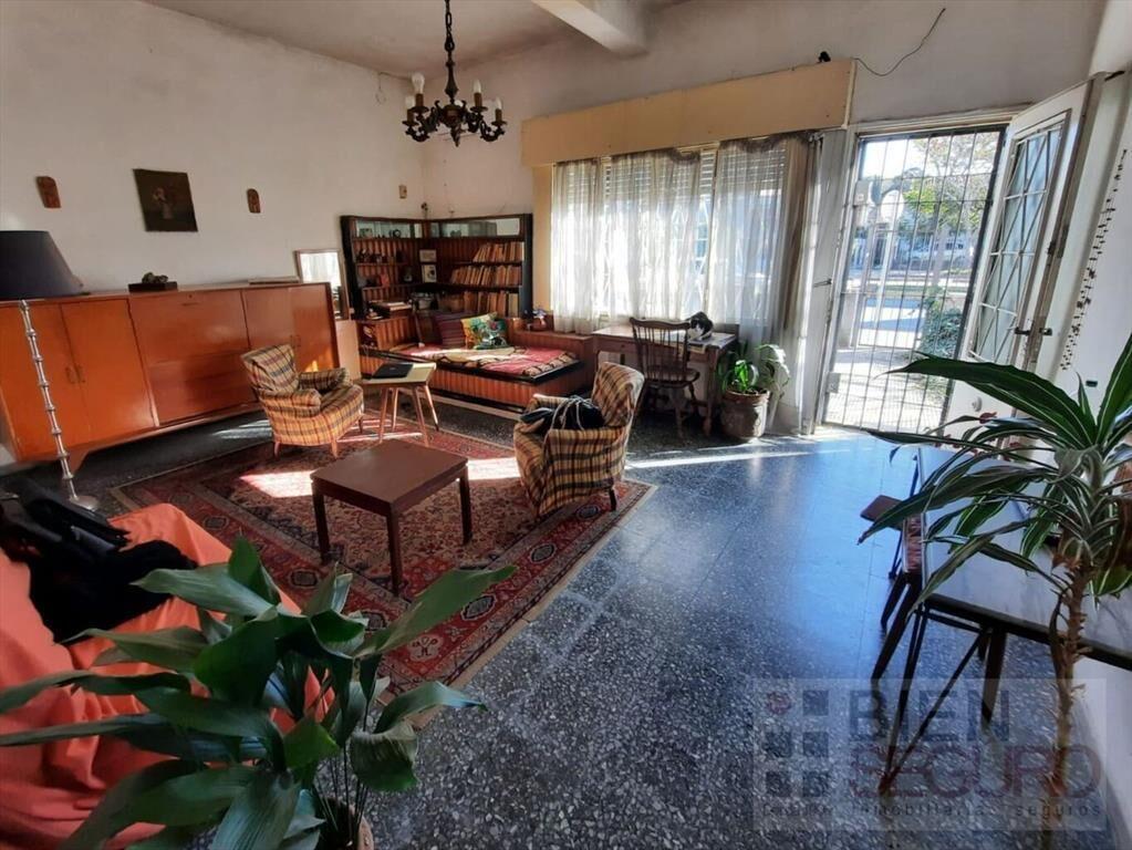 Casa, galpón y local comercial en venta en Colón