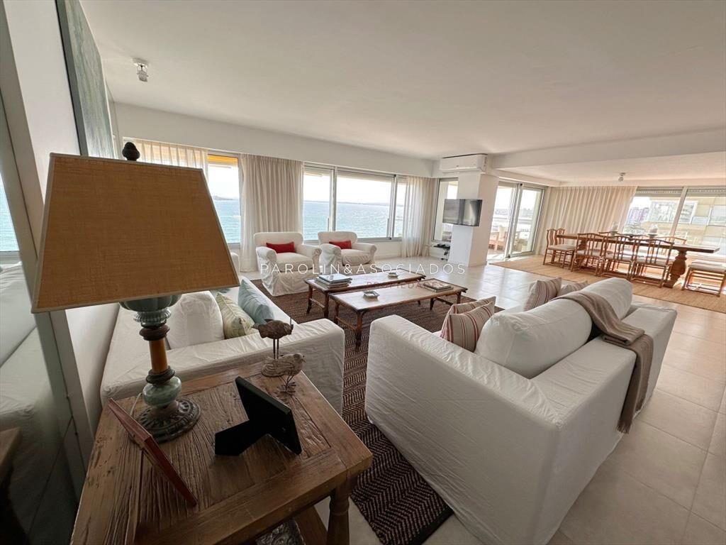 Hermoso apartamento en venta en edificio Punta