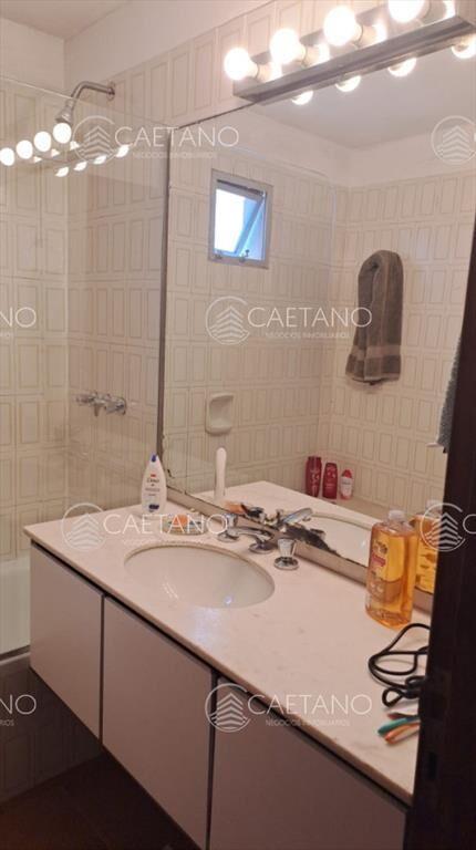 Vende apartamento de 2 dormitorios más servicio