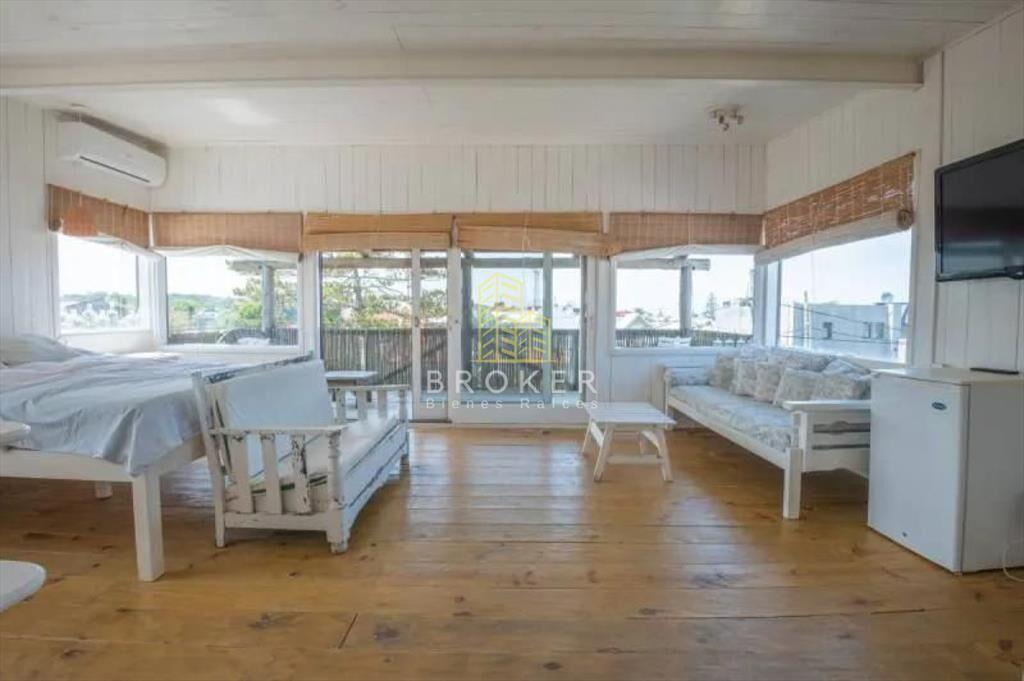 Venta de amplia casa en el corazon de la barra,