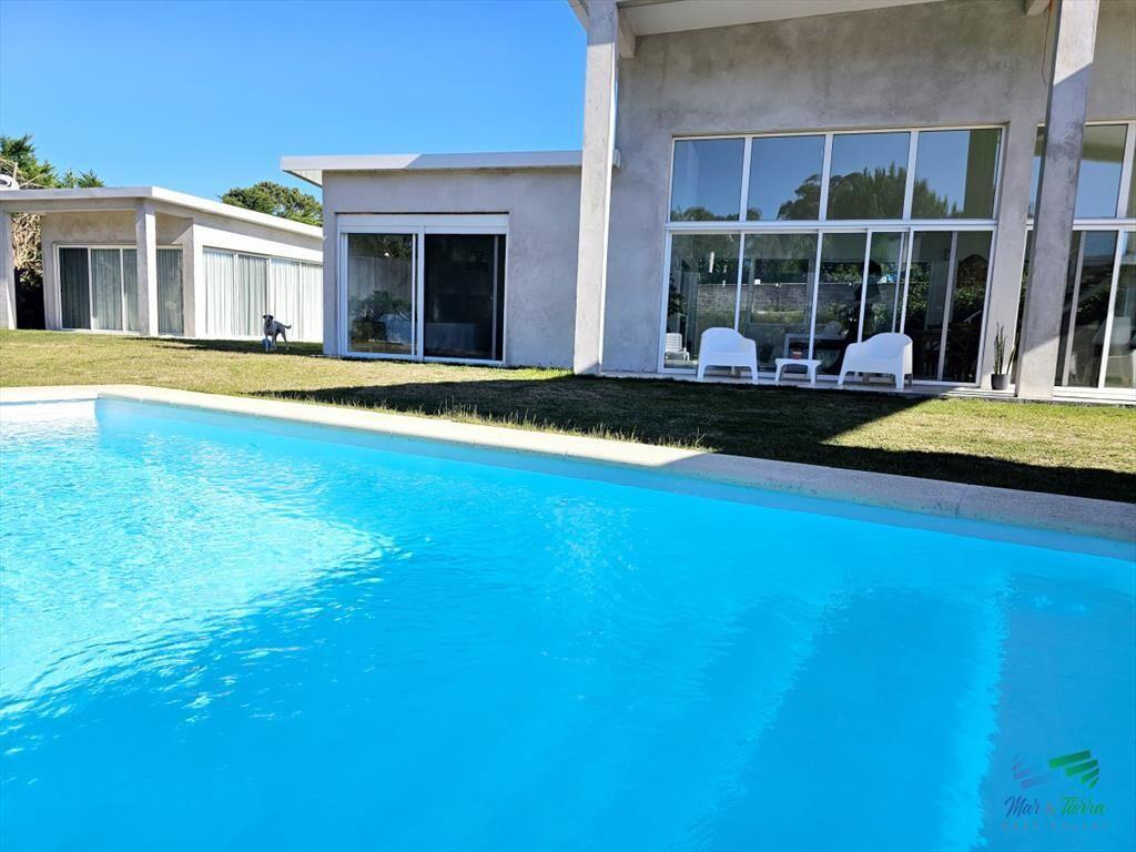Se alquila casa 4 dormitorios con piscina en del