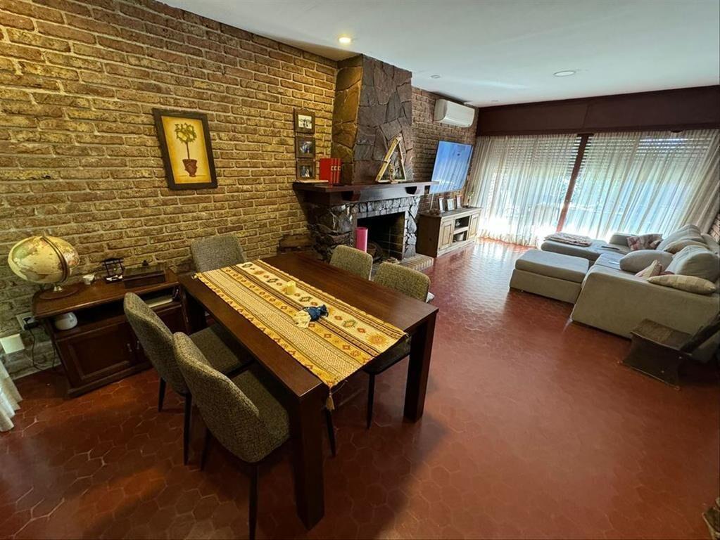 CASA DE 3 DORMITORIOS Y 3 BAÑOS MACARI VENDE