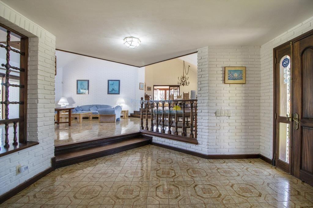 Venta de casa de 4 dormitorios más dependencia y