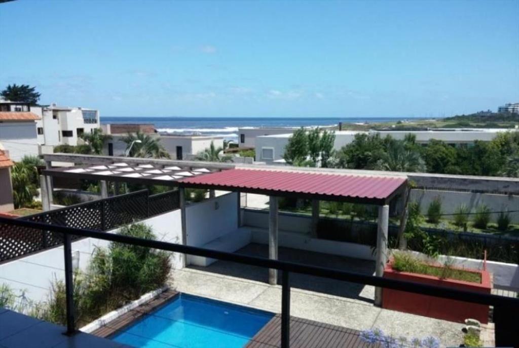 CASA EN VENTA DE 4 DORMITORIOS EN LA BARRA
