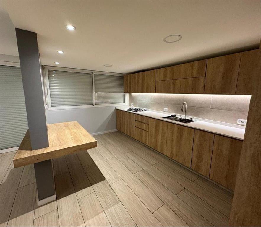 VENTA EXCELENTE APARTAMENTO. RECICLADO A ESTRENAR.