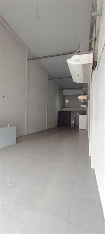 Gral. Flores, zona outlet, 120 m2, 6 de frente, excelente