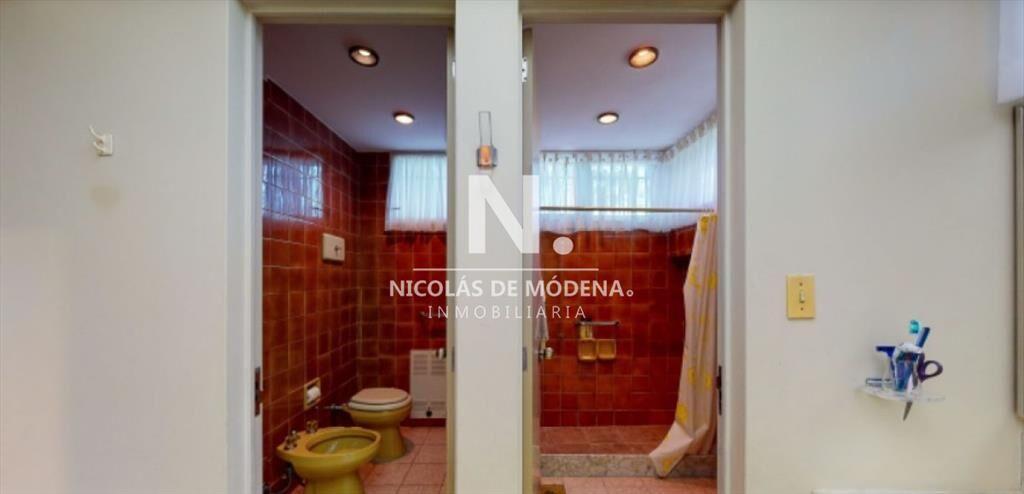OPORTUNIDAD. VENDE CASA CON GRAN METRAJE EN SAN