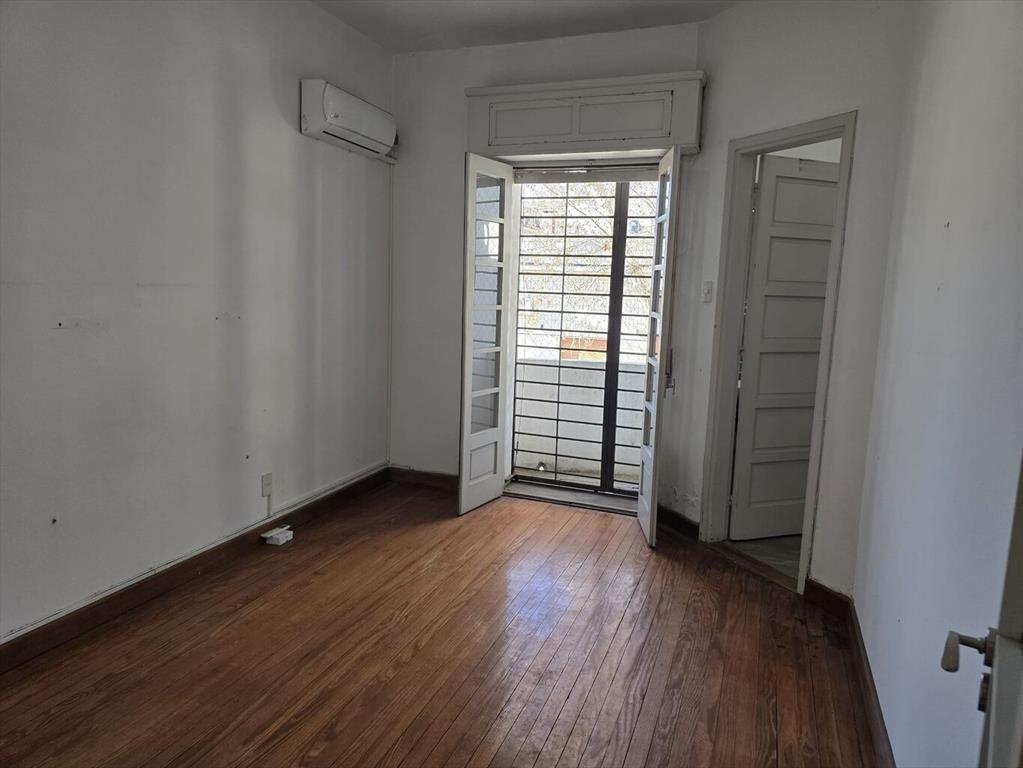 Casa de altos, muy actualizada, con amplios desahogos, para