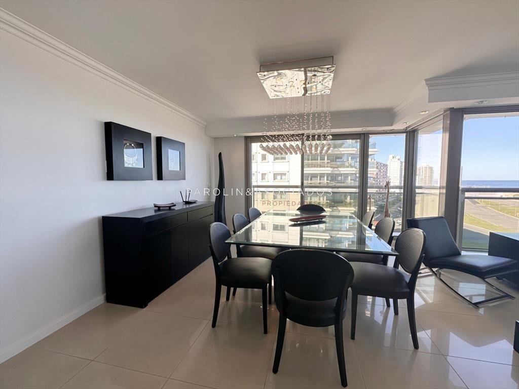 Apartamento de 3 dormitorios mas dependencia de