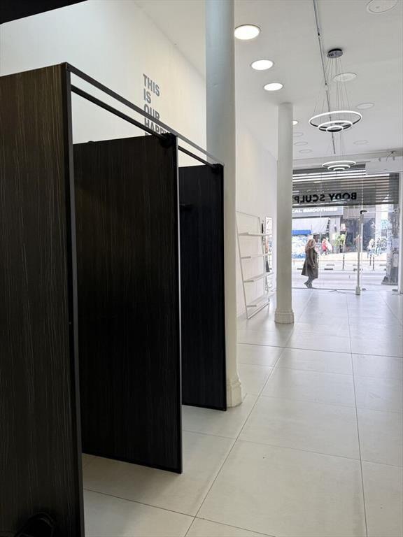 ALQUILER Local comercial sobre 18 de Julio esquina Vázquez.