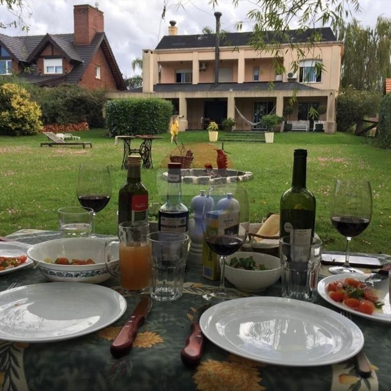 VENTA CASA LOMAS DE LA TAHONA 3 DORM SERV Y ESCRI