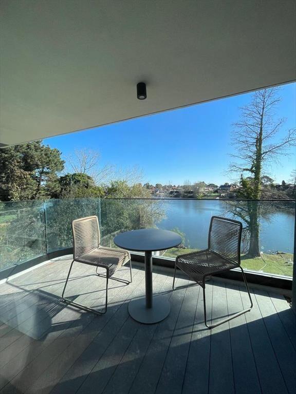 Apartamento en venta, 3 dormitorios, vista al lago y parril
