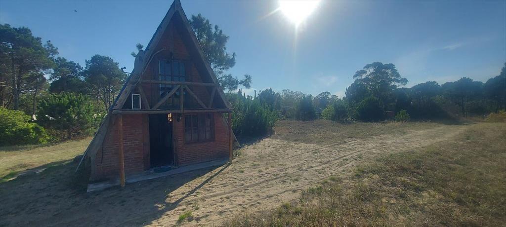 CASA (CABAÑA) 2 DORMITORIOS EN VENTA LA ESMERALDA
