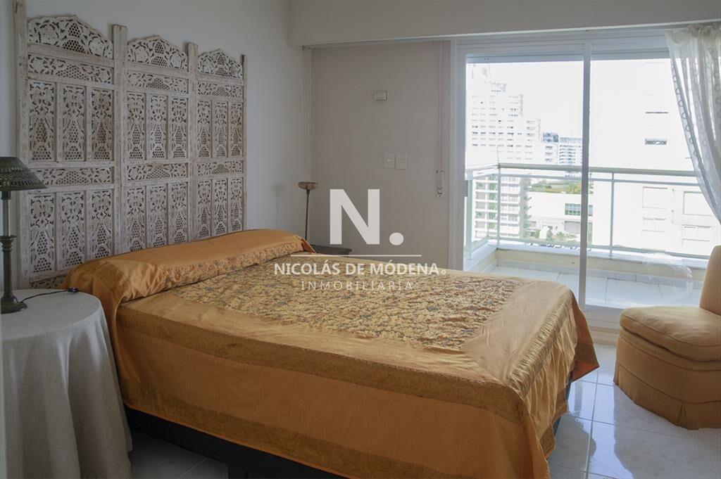 Departamento de 3 dormitorios en venta frente a Playa Mansa