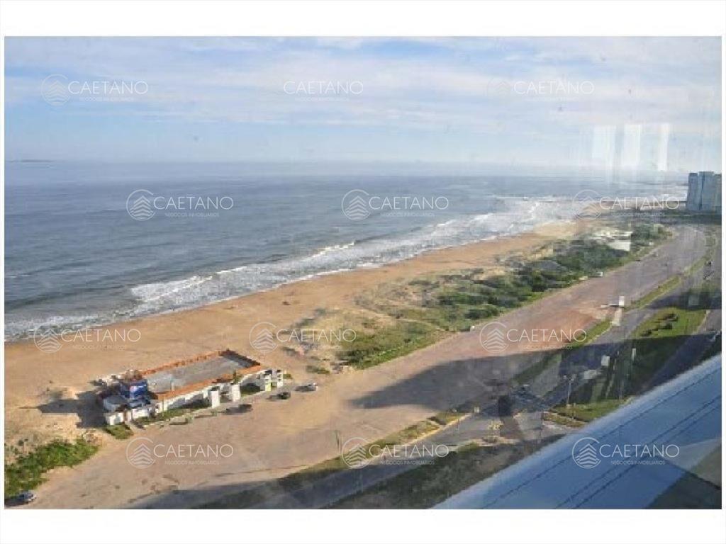 Primera línea, alta gama sobre rambla de playa brava.