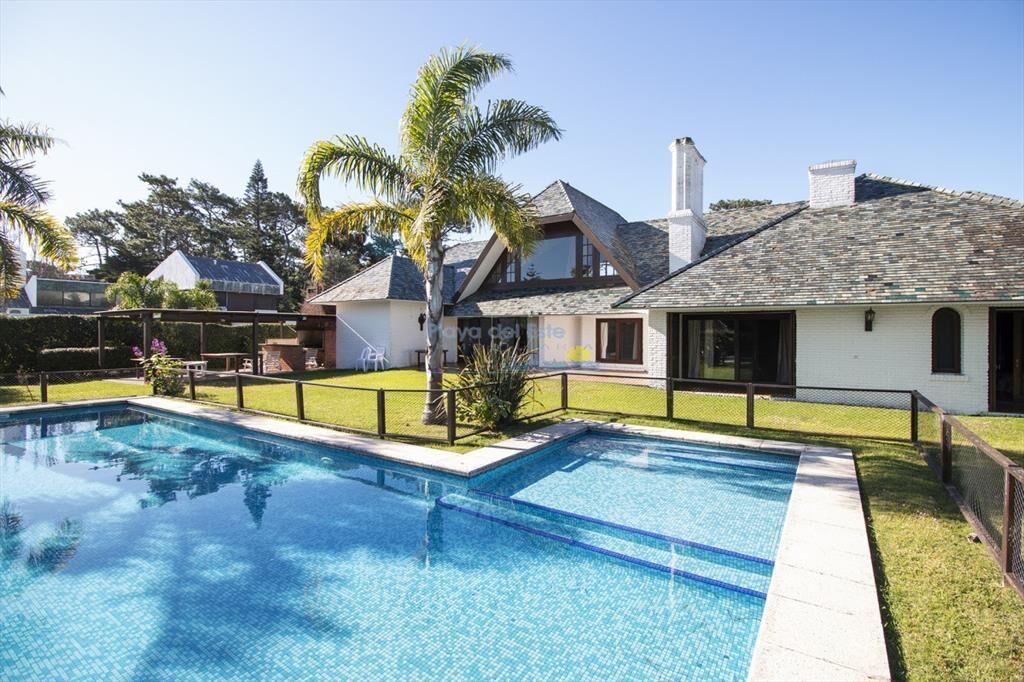 Venta de casa de 4 dormitorios más dependencia y