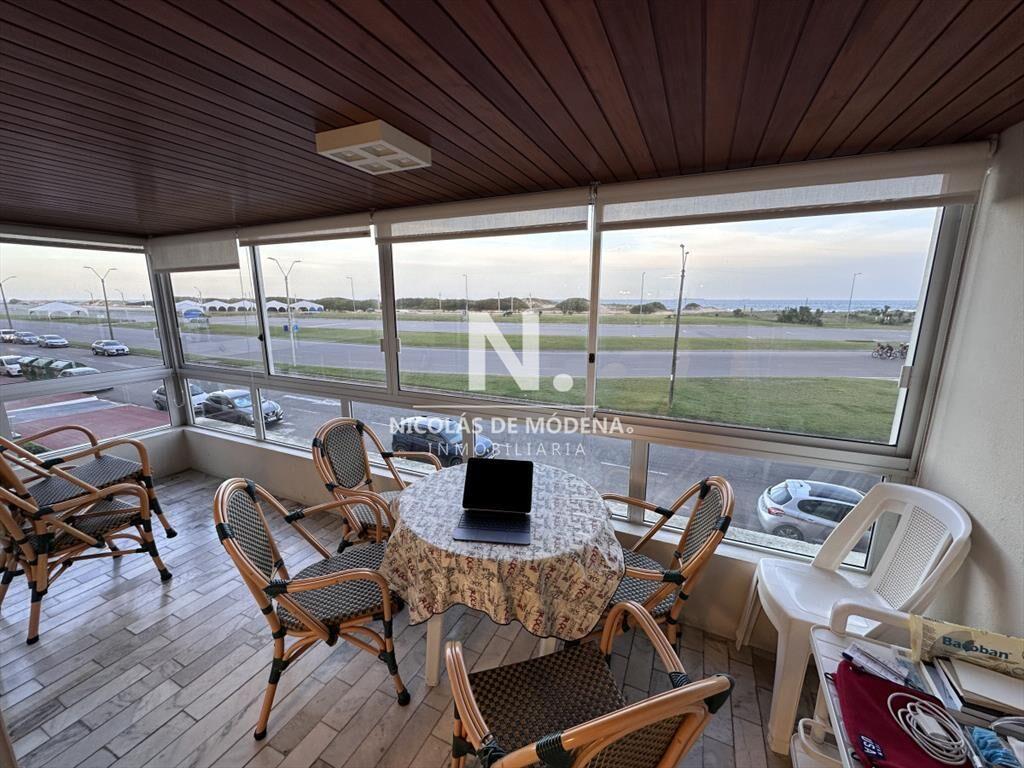 Vende apartamento de 3 dormitorios en Playa Punta