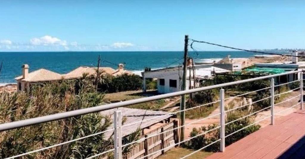 CASA EN VENTA DE 4 DORMITORIOS EN MANANTIALES