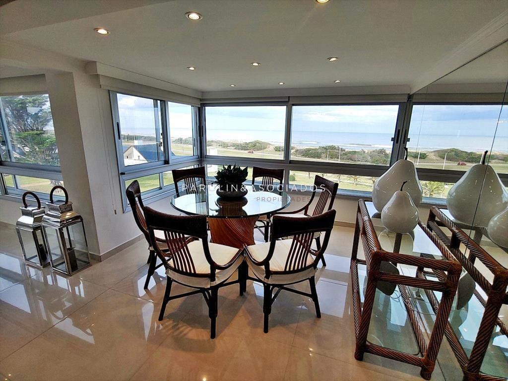 Apartamento en venta en primera fila en Le Sablón, Punta d