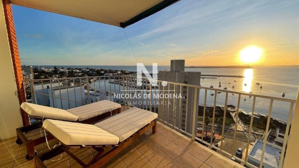 Vende apartamento de 3 dormitorios en Punta del