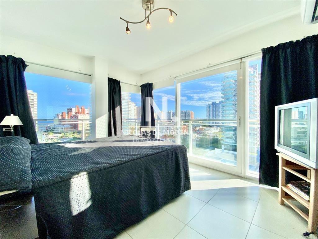 Apartamento de tres dormitorios en venta, Punta