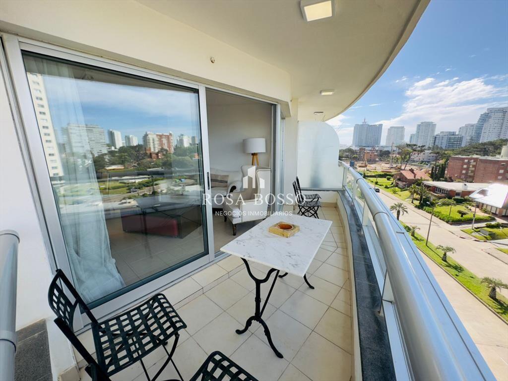 Venta y alquiler de apartamento de dos dormitorios en Punta