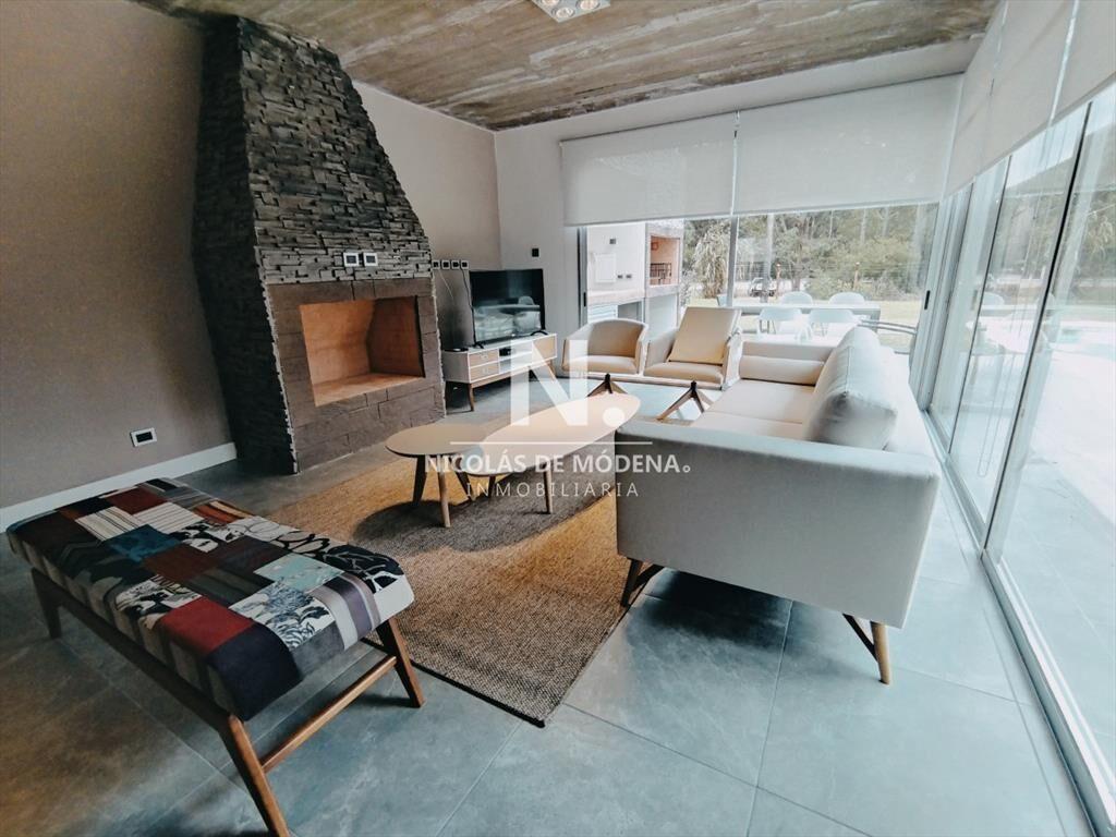 Espectacular casa en barrio Solanas, venta
