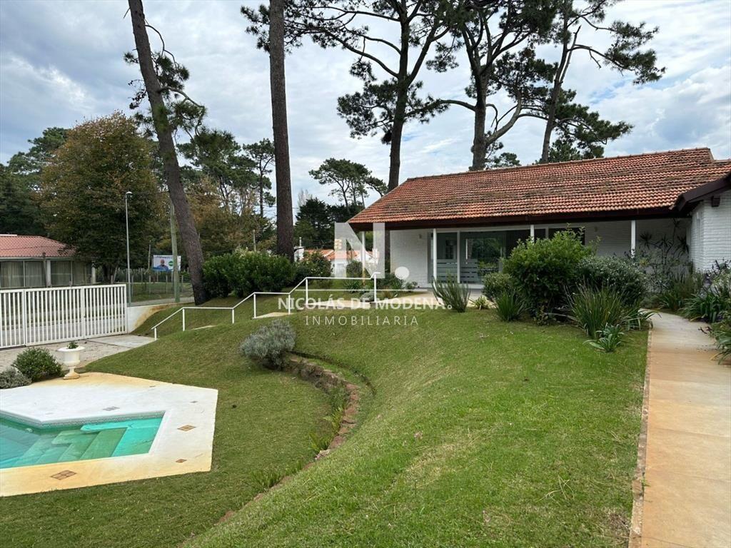 Casa ideal para clinica privada, zona comercial, Punta del