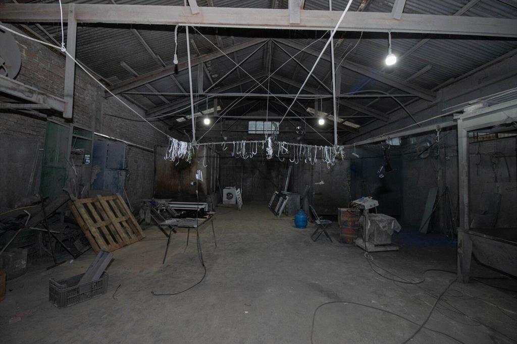 Venta Dos Galpones y dos casas en un padrón