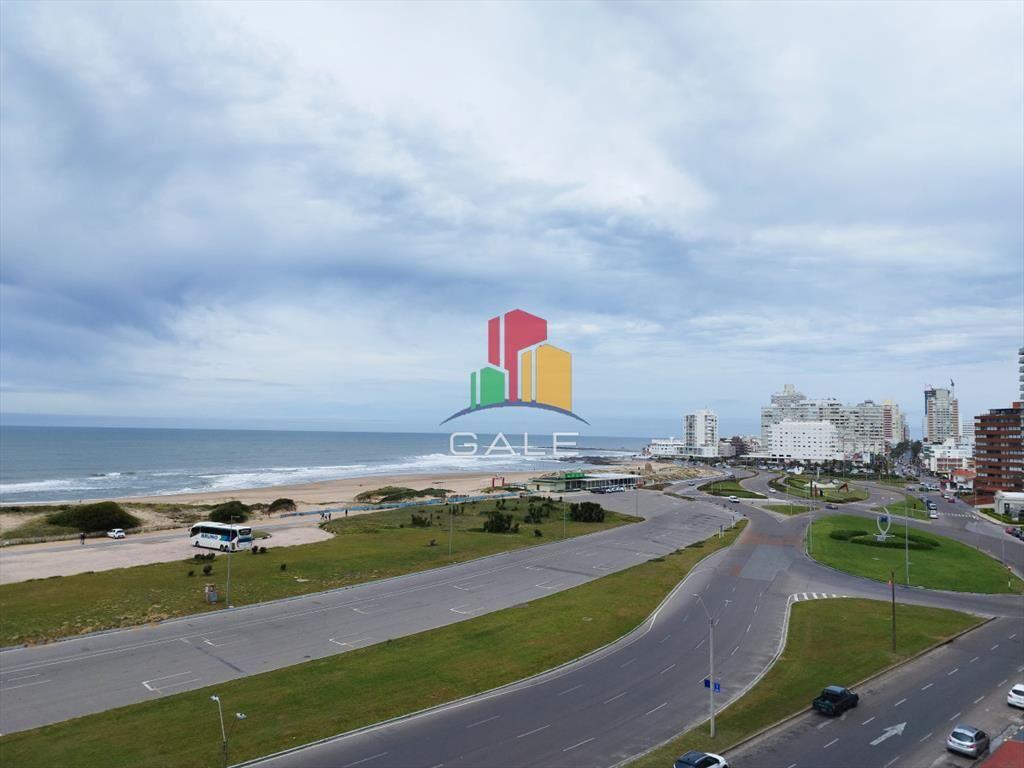 Alquiler de apartamento de dos dormitorios y medio en Punta