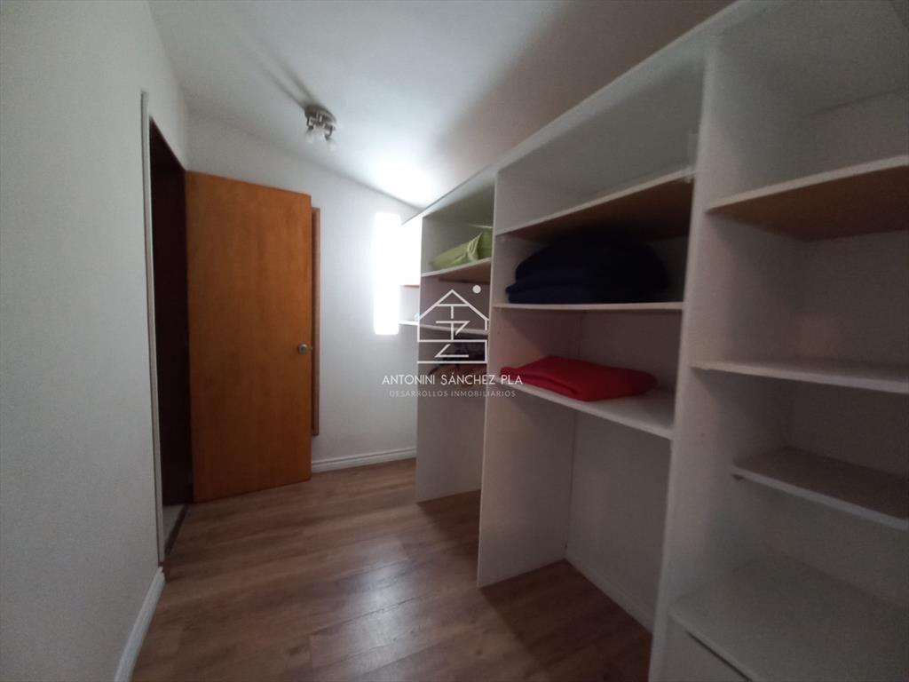 Vende casa de 3 dormitorios totalmente reformada.