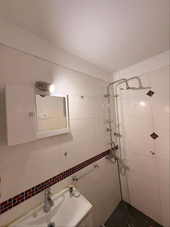 Apartamento al frente, 1 dormitorio, ubicado sobre Benito B