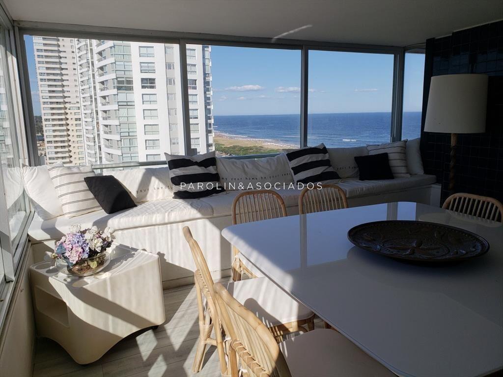 Apartamento de 3 dormitorios en Torre Tiburón, Punta del E
