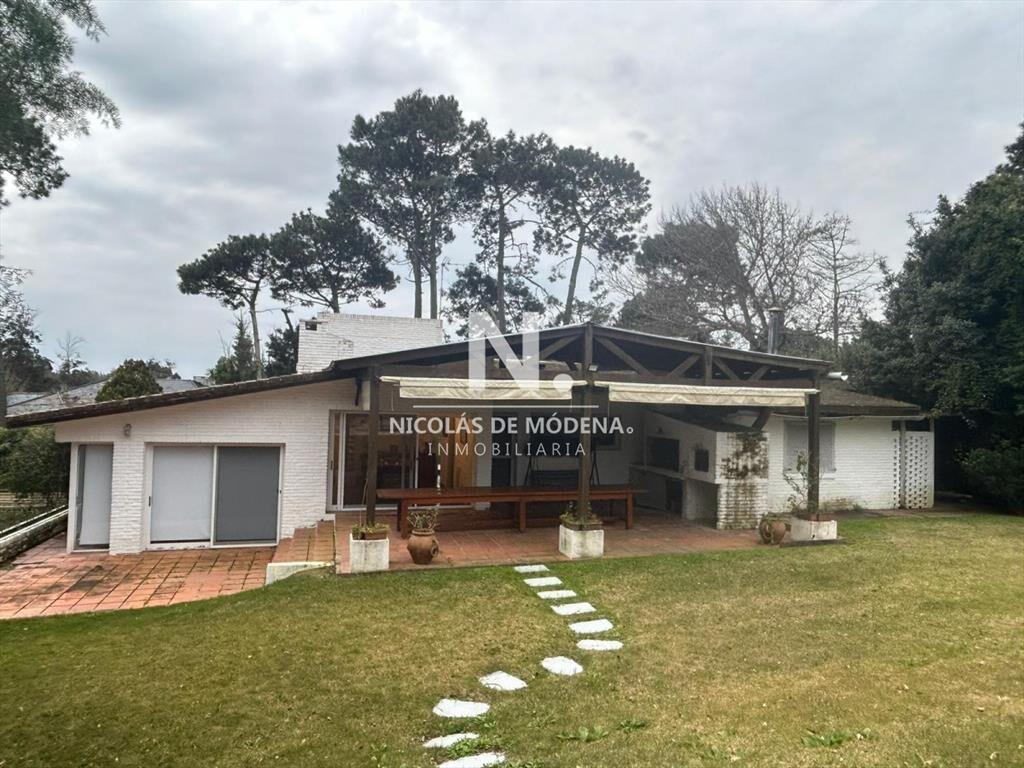 Casa en Venta de 4 dormitorios en Jardines de ,