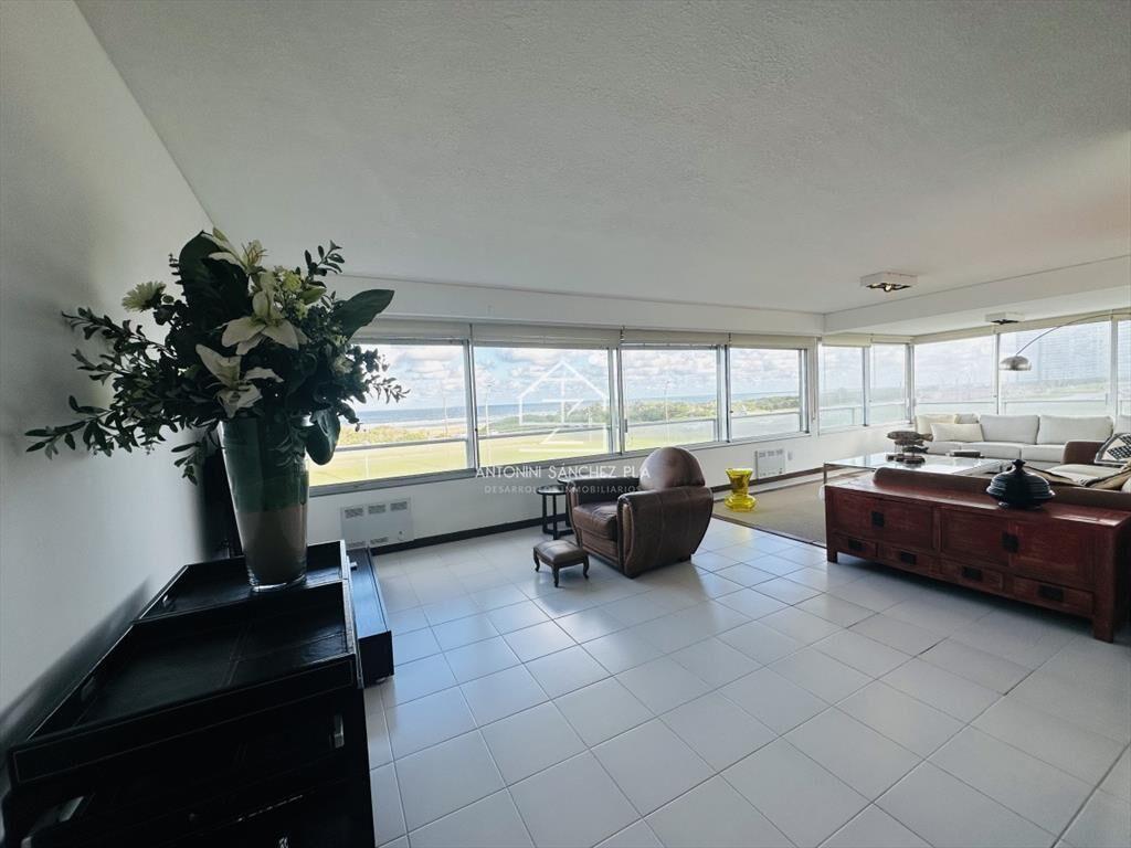 Alquiler y venta de apartamento 3 dorm. mas dep. playa brav