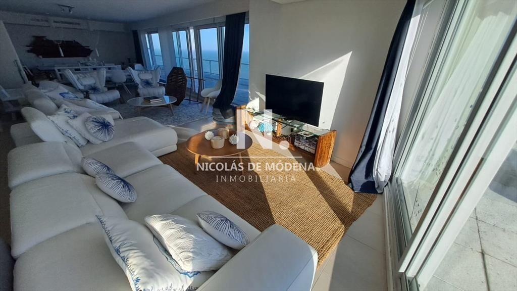 Lujoso Apartamento en venta de 3 dormitorios en Suite en Pu