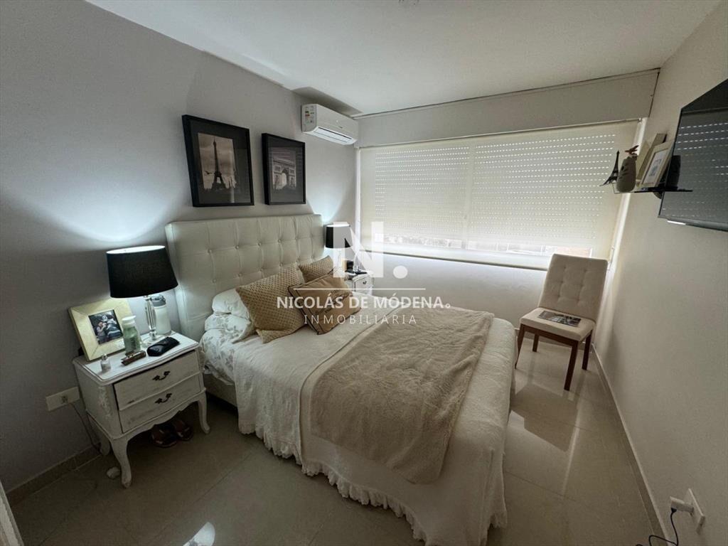 Vende apartamento en edificio de primera fila,