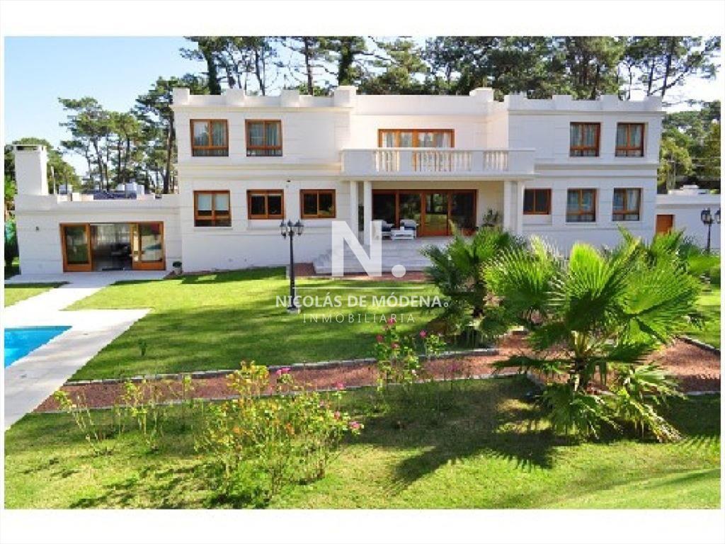 Casa en Mansa a metros del mar de 5 dormitorios en venta.
