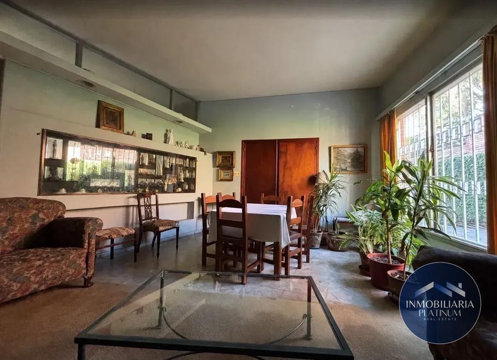 Casa en venta c/ cochera y amplio terreno en Parque Batlle