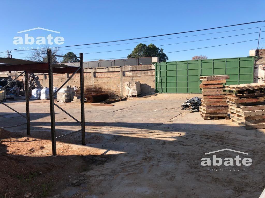 Gran local para depósito. Terreno de 8.089 m2 con salida a
